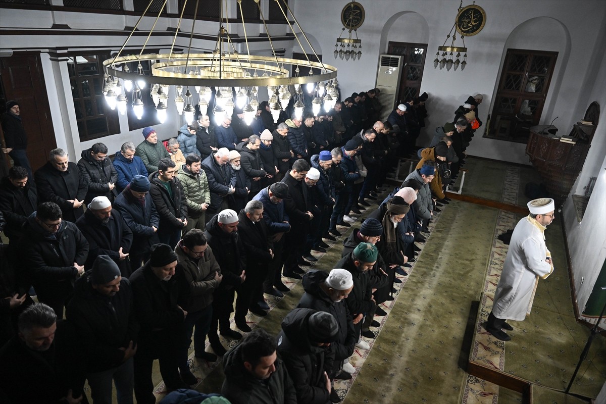 Eski başbakanlardan Necmettin Erbakan, vefatının 14. yılında mezarı başında düzenlenen törenle...