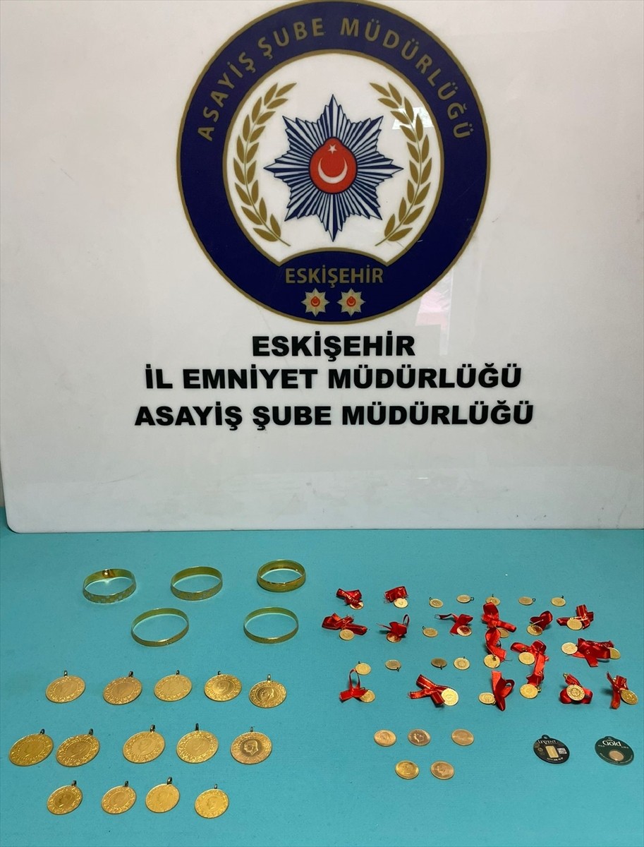 Eskişehir'de, kendilerini polis olarak tanıttıkları kişinin ziynet eşyalarını aldıkları iddiasıyla...