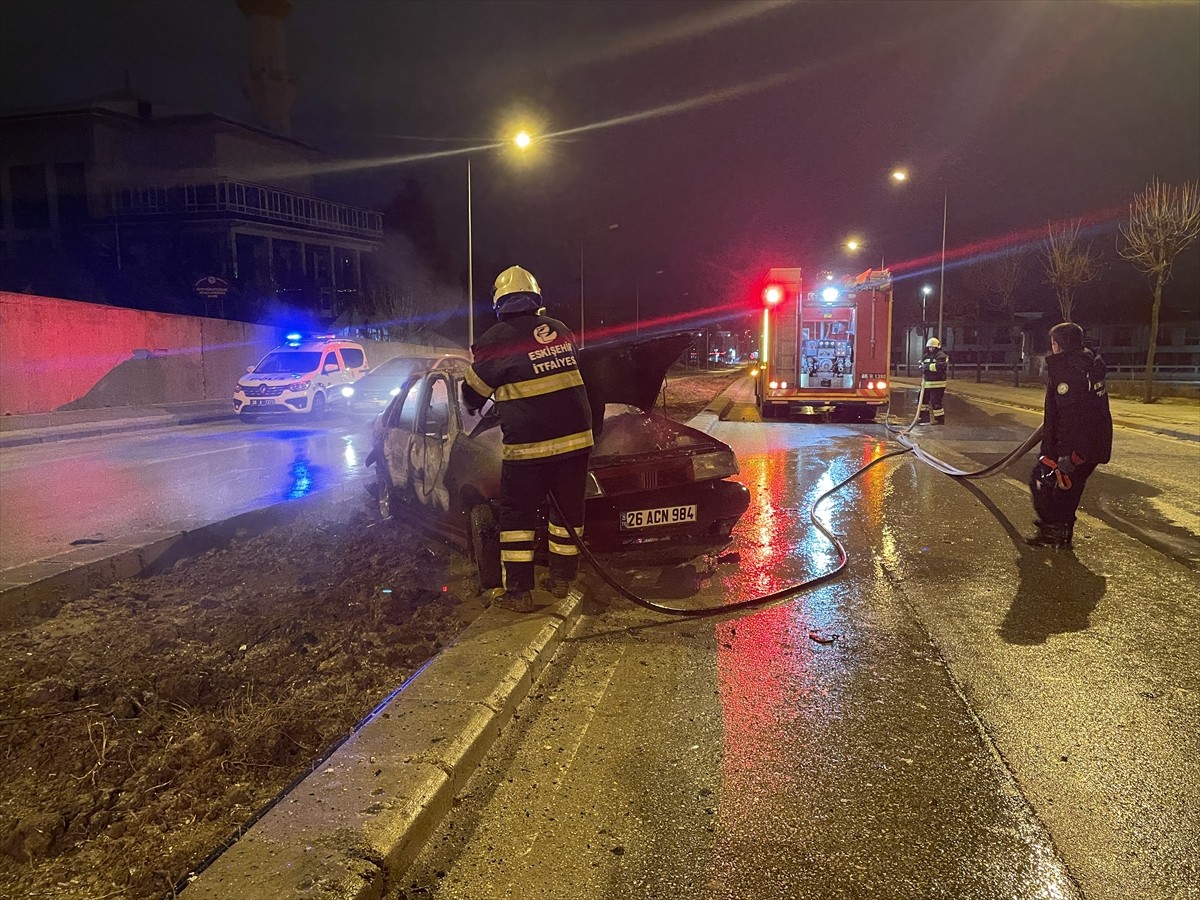 Eskişehir'in Odunpazarı ilçesinde, seyir halinde yanmaya başlayan otomobilden yola atlayan sürücü...