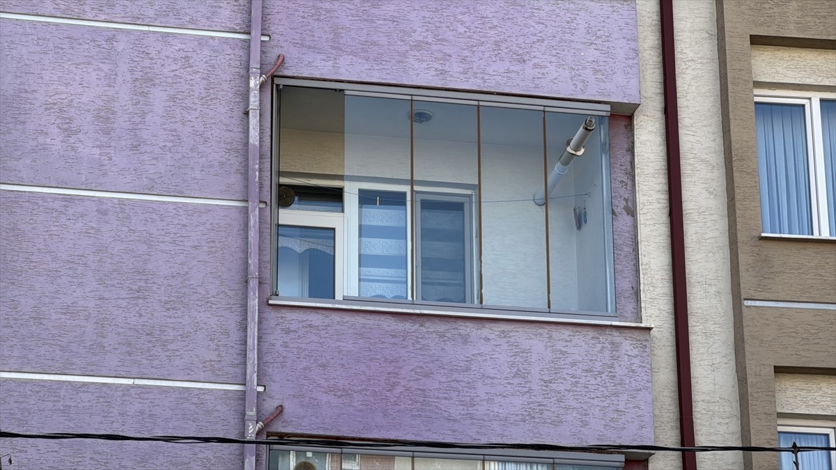 Eskişehir'in Tepebaşı ilçesinde bir binanın ikinci katındaki dairenin balkonundan düşerek...