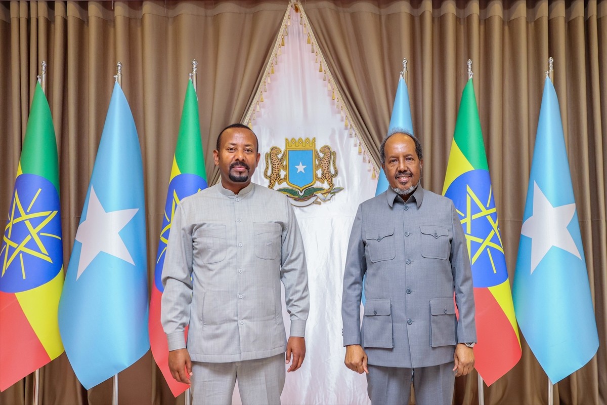 Etiyopya Başbakanı Abiy Ahmed (solda), resmi ziyaret için bulunduğu Somali'nin başkenti...