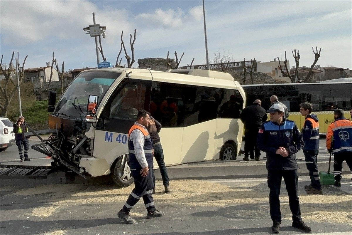 Fatih'te kontrolden çıkarak çelik bariyere çarpan minibüsün sürücüsü ağır yaralandı. Kaza...