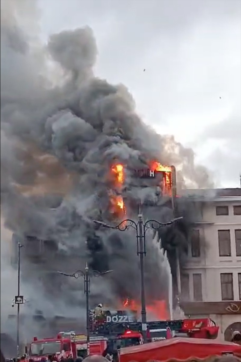 Fatih'te, restoran olarak hizmet veren binada çıkıp yan taraftaki yapılara sıçrayan yangın itfaiye...