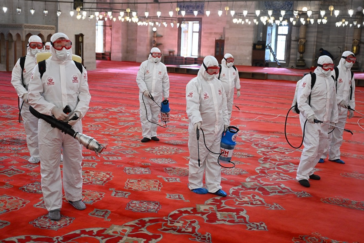 Fatih Belediyesi ekipleri, tarihi yarımadadaki camilerde ramazan ayı öncesi yaptığı dezenfeksiyon...