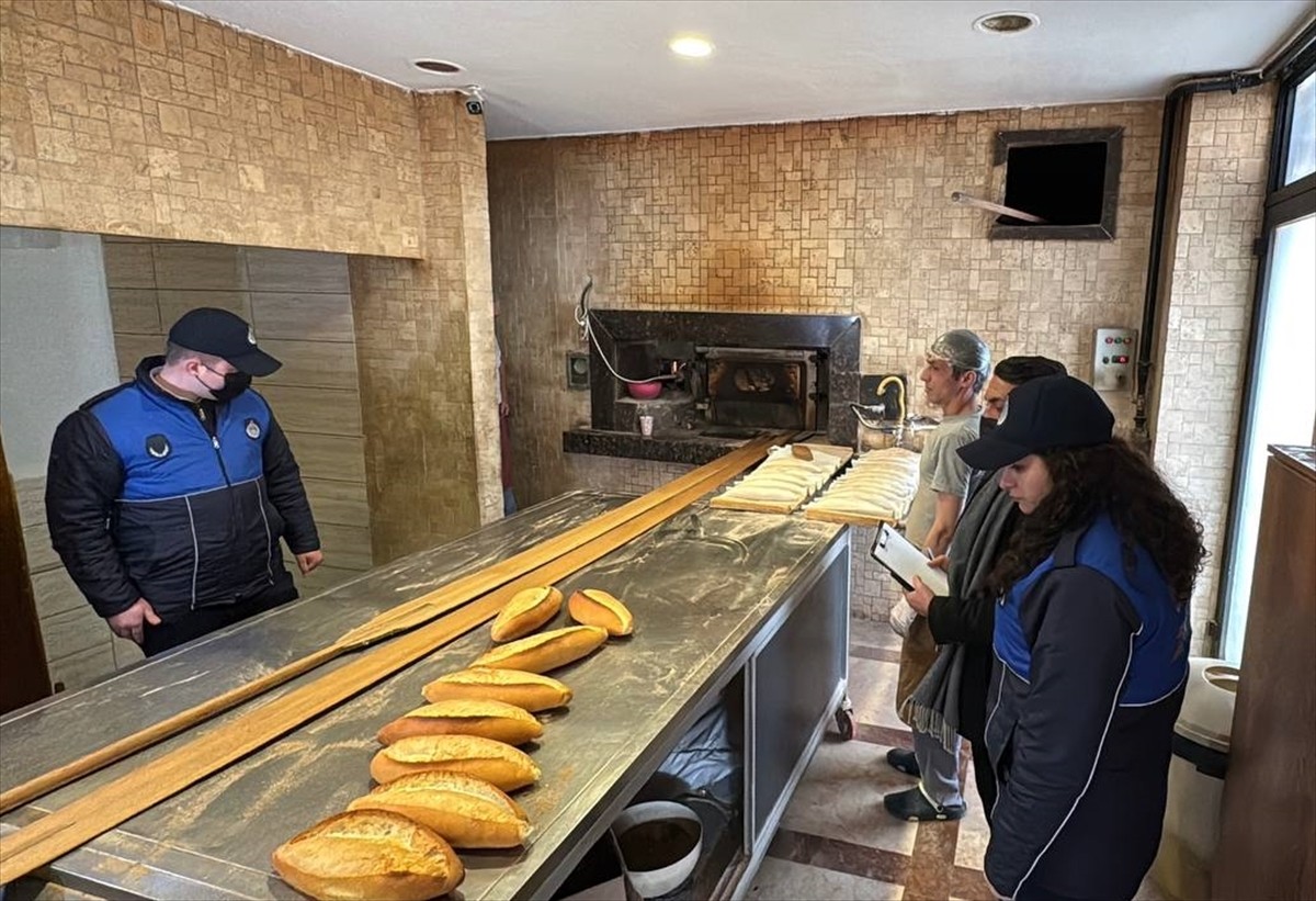 Fatih Belediyesi Zabıta Müdürlüğü ekipleri, ramazan öncesinde ilçedeki fırın ve unlu mamul üretimi...
