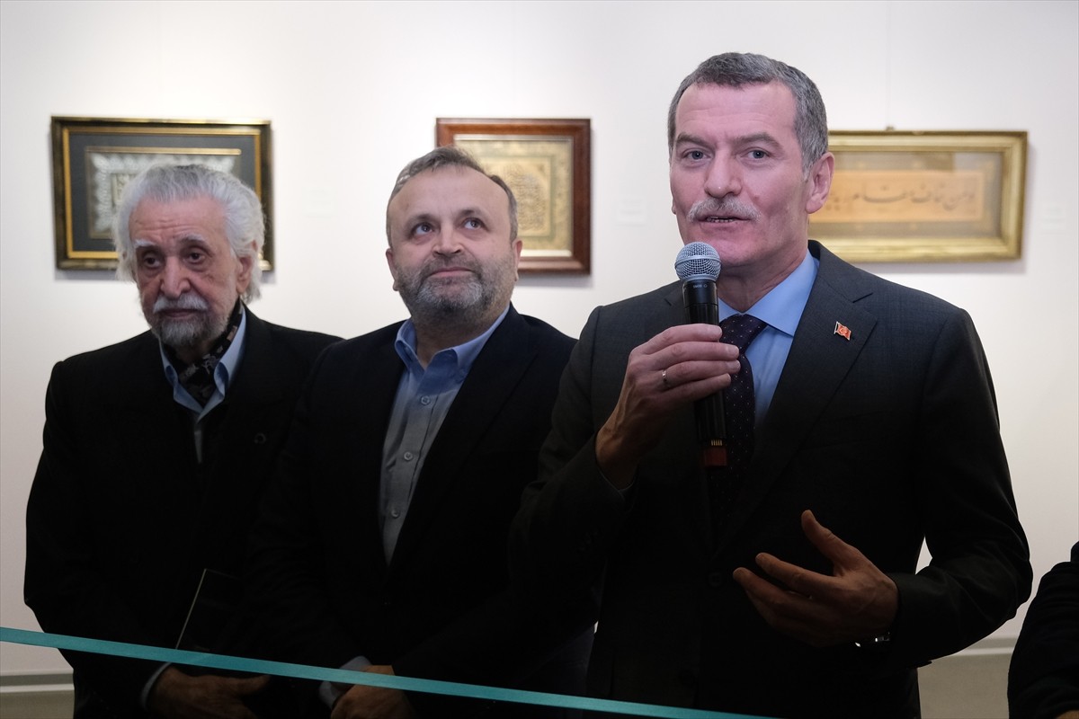 Galeri Kalem Güzeli'nin koleksiyonunda yer alan tarihi ve güncel hat çalışmalarının bir araya...