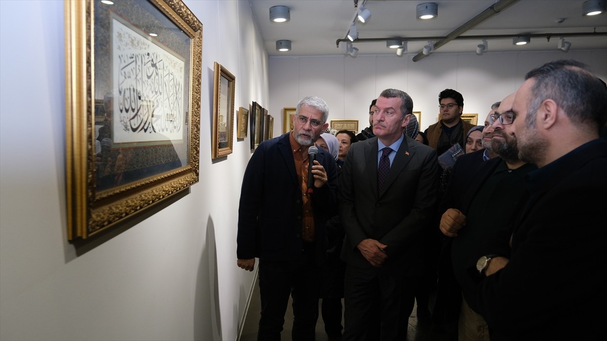 Galeri Kalem Güzeli'nin koleksiyonunda yer alan tarihi ve güncel hat çalışmalarının bir araya...