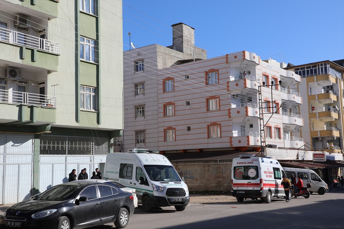 Gaziantep'in Nizip ilçesinde bir kişi, eski karısını bıçaklayarak öldürdü. Olay yerine sağlık...