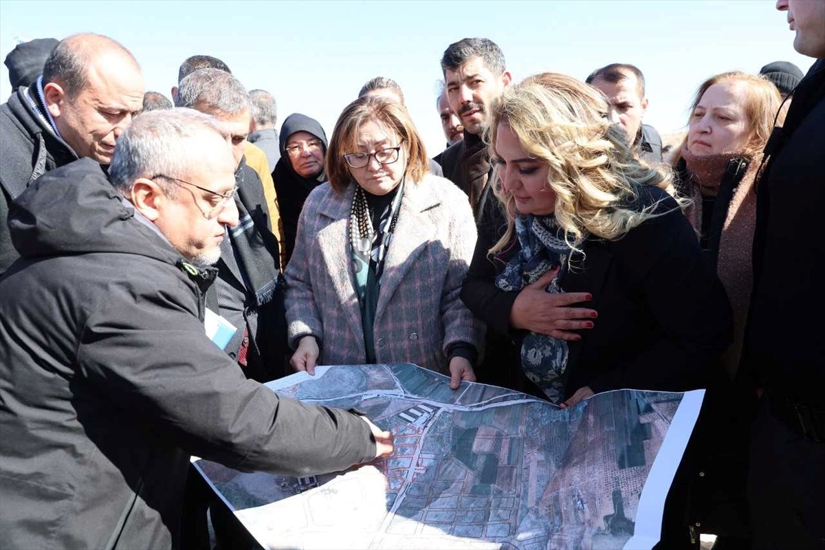 Gaziantep'in Oğuzeli ilçesinde, mobilya kent projesinin temel atma töreni gerçekleştirildi....