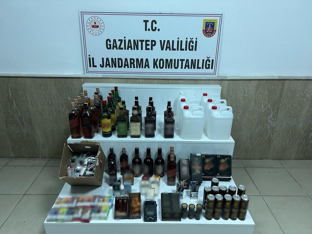 Gaziantep'in Şehitkamil ilçesinde sahte içki operasyonunda 2 zanlı yakalandı. Ekipler...