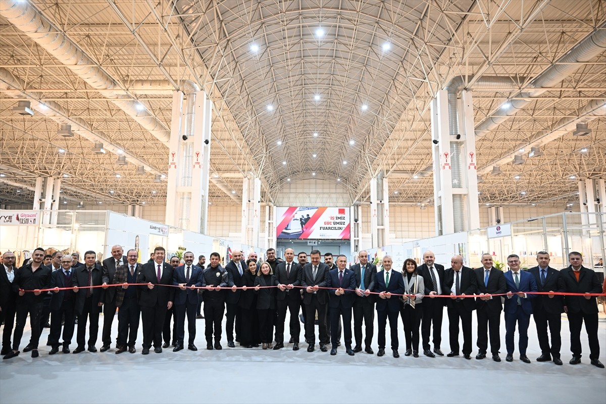 Gaziantep'te 11. PENTEX Penye, Tekstil ve Teknolojileri Fuarı düzenlenen törenle açıldı.