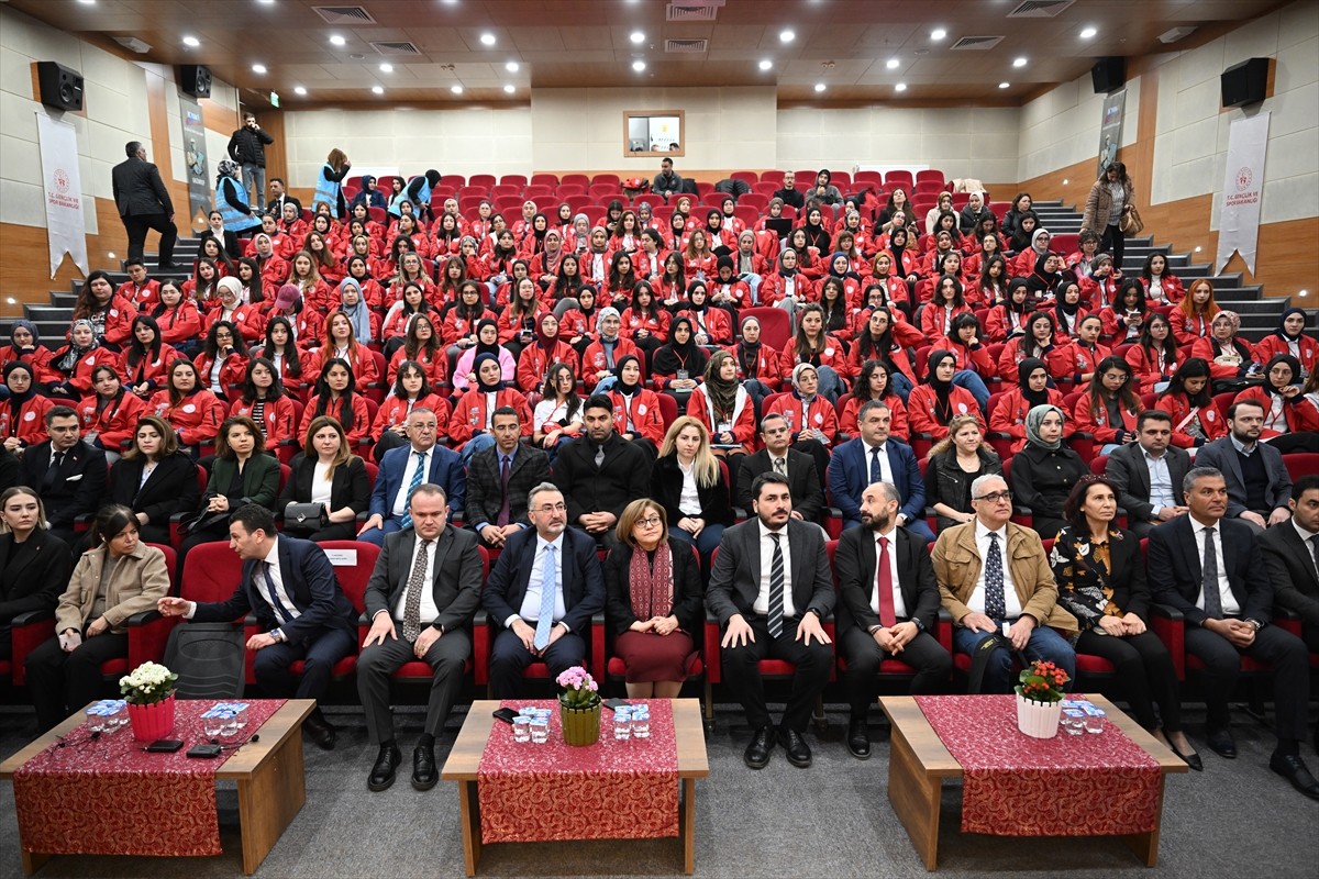 Gaziantep'te 160 öğrencinin katıldığı Bilişim ve Yapay Zeka Kampı başladı. Kredi ve Yurtlar Genel...