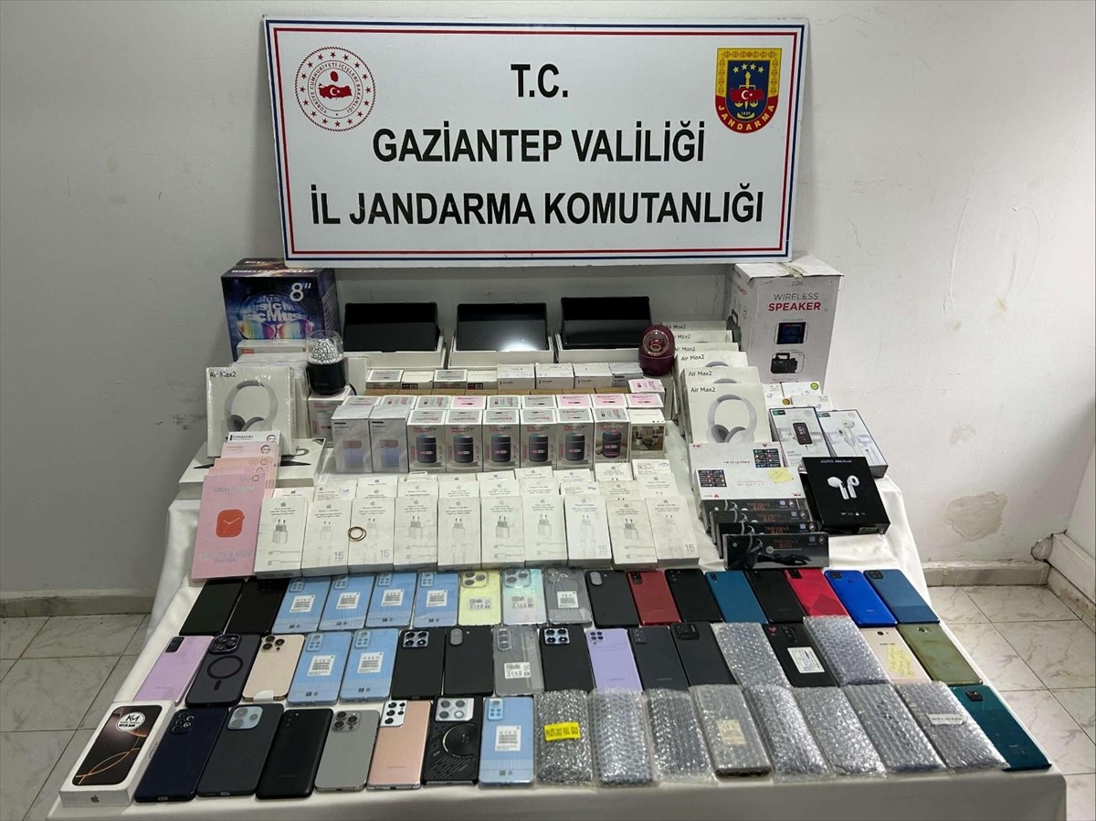 Gaziantep'te düzenlenen kaçakçılık operasyonunda 3 şüpheli gözaltına alındı. Tespit edilen 3 iş...