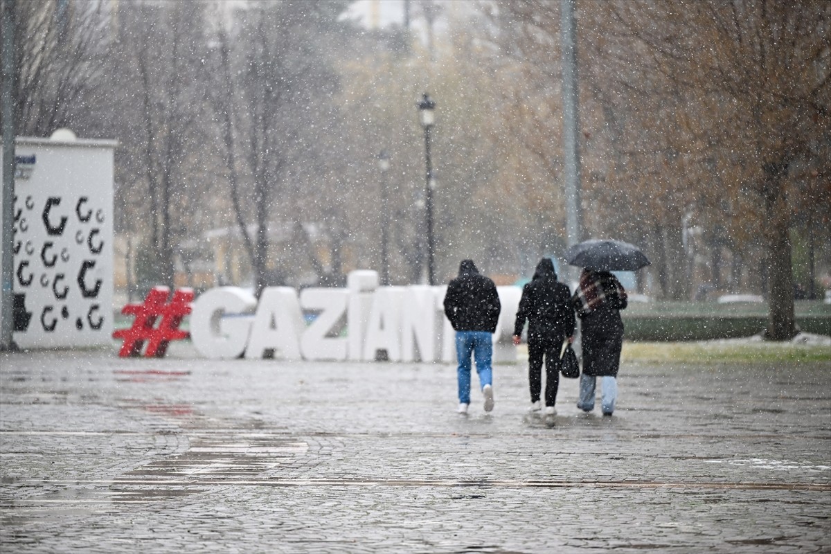 Gaziantep'te kar yağışı hayatı olumsuz etkiliyor. Hava sıcaklığının düştüğü kentte, sağanak yerini...