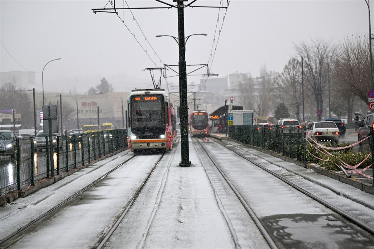 Gaziantep'te kar yağışı hayatı olumsuz etkiliyor. Hava sıcaklığının düştüğü kentte, sağanak yerini...