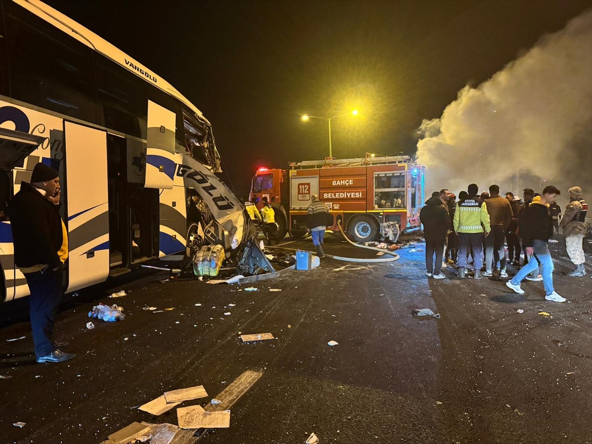 Gaziantep'te yolcu otobüsü, tır ve otomobilin karıştığı zincirleme trafik kazasında 1 kişi öldü, 4...