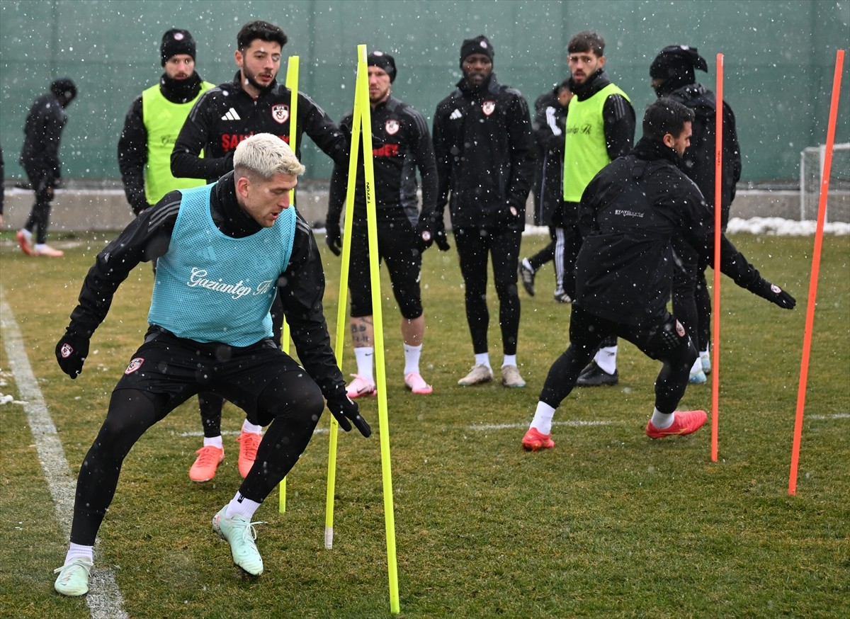 Gaziantep FK'nin Adana Demirspor'dan transfer ettiği Semih Güler (önde), kulüp tesislerindeki...