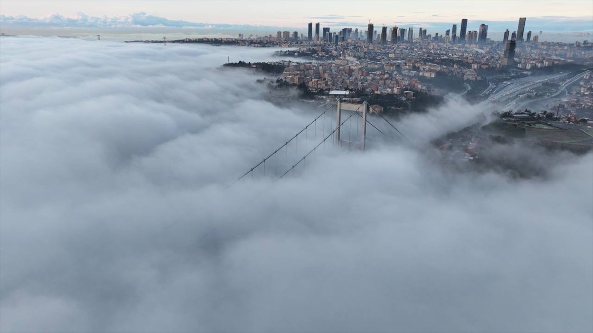Gece saatlerinden itibaren etkili olan sis, İstanbul Boğazı ve çevresinde yoğunlaştı.