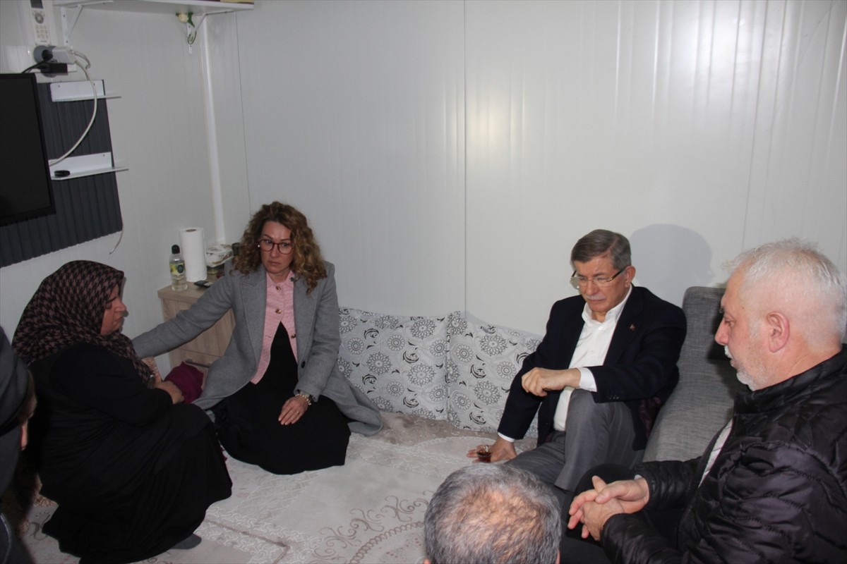 Gelecek Partisi Genel Başkanı Ahmet Davutoğlu, 6 Şubat 2023'te meydana gelen Kahramanmaraş...