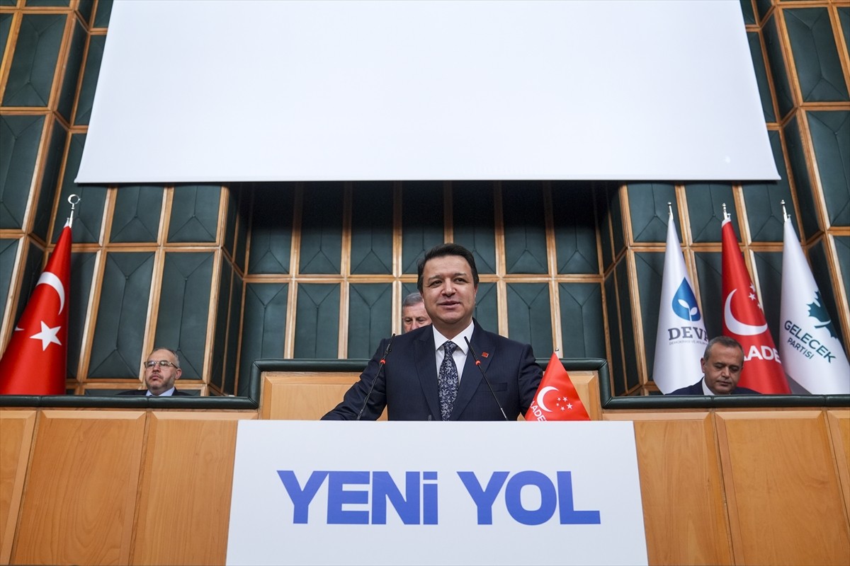 Gelecek Partisi Genel Başkanı Ahmet Davutoğlu (sağ 2), Saadet Partisi Genel Başkanı Mahmut Arıkan...