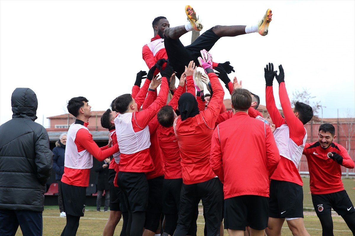 Gençlerbirliği'nde forma giyen 39 yaşındaki Mustapha Yatabare, aktif futbolculuk kariyerini...