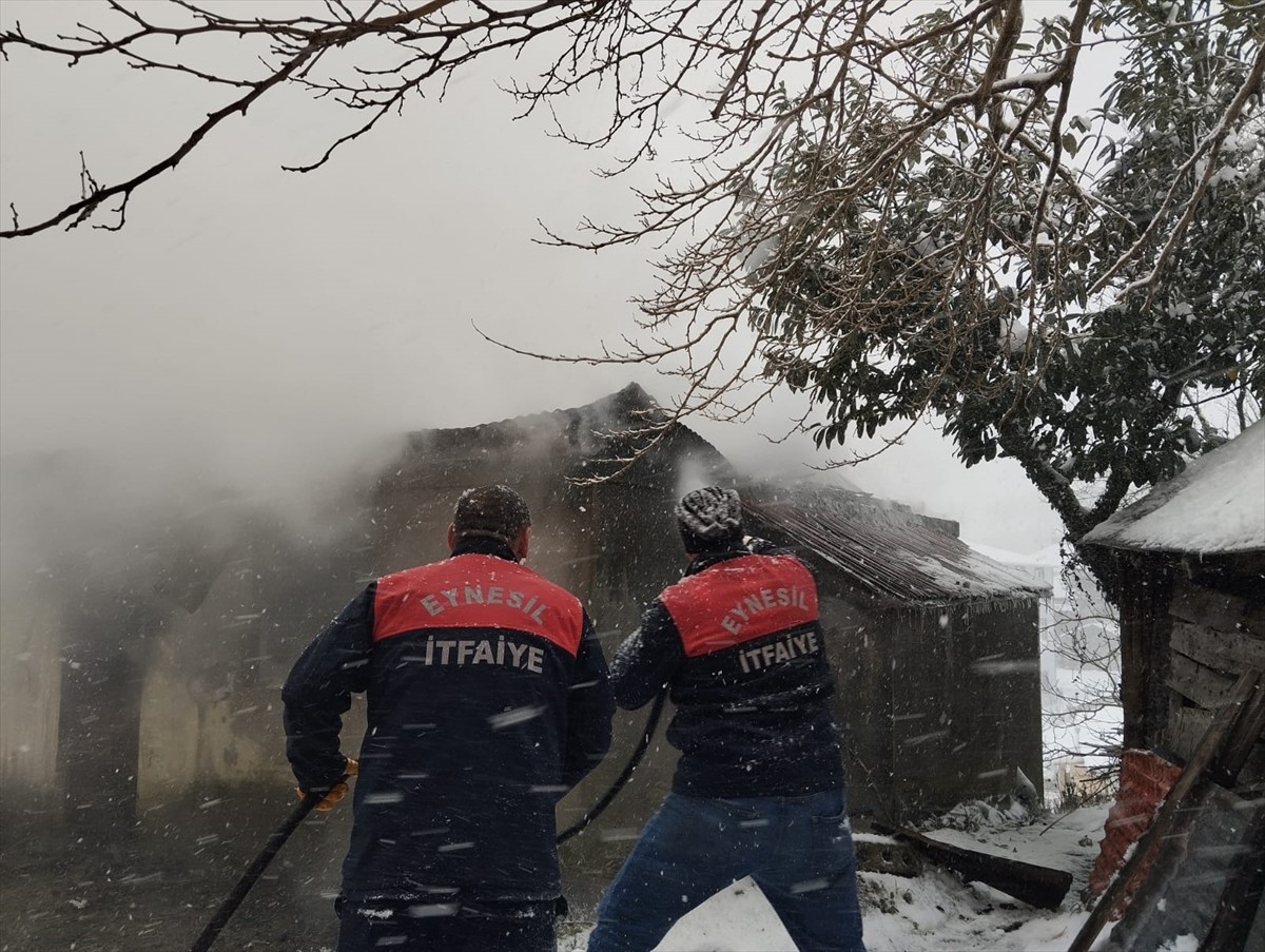  Giresun'un Eynesil ilçesinde bir evde çıkan yangında 78 yaşındaki kişi hayatını kaybetti.