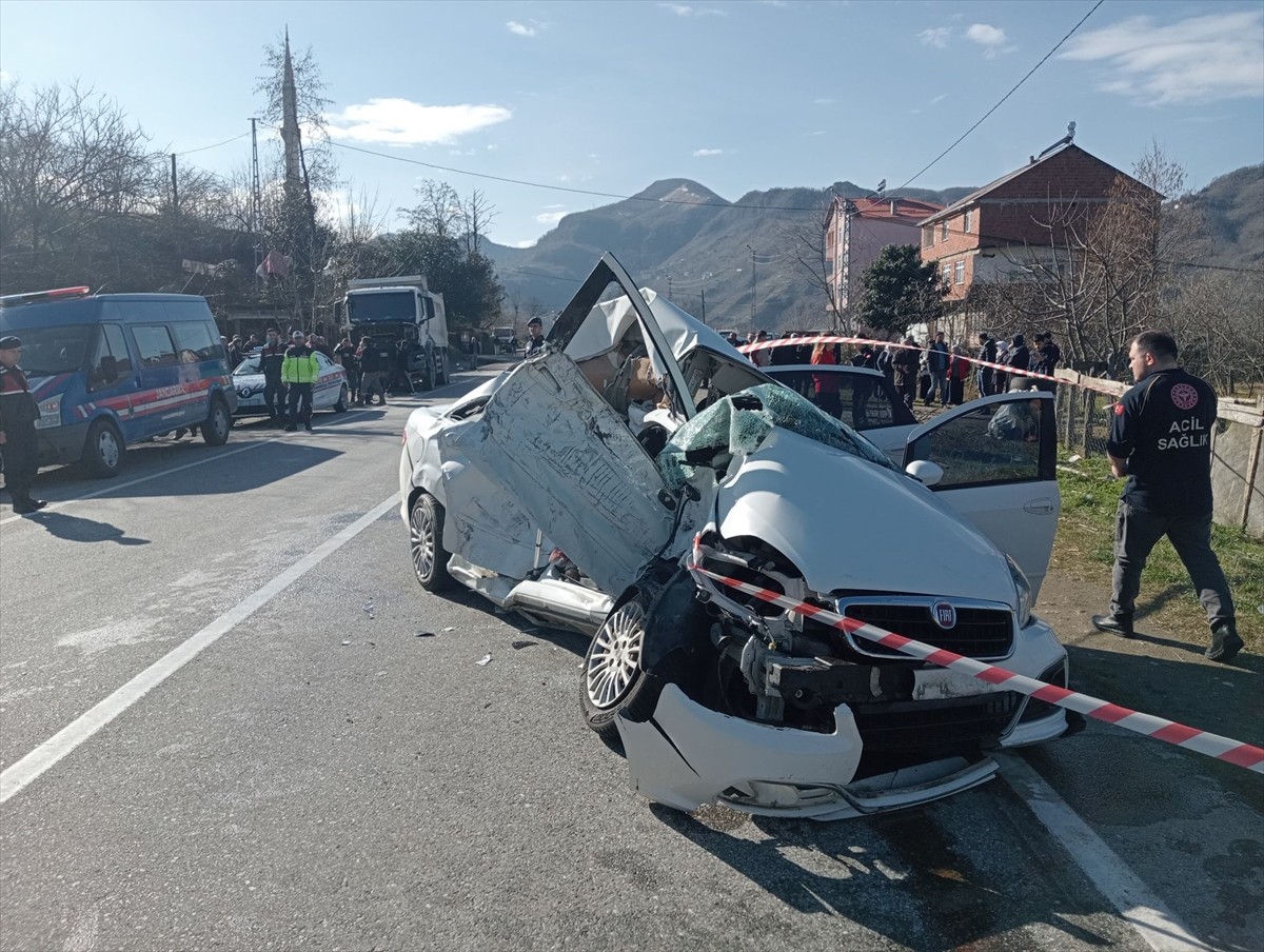 Giresun'un Tirebolu ilçesinde, Tirebolu-Doğankent kara yolunun Örenkaya köyü mevkisinde kamyon ile...