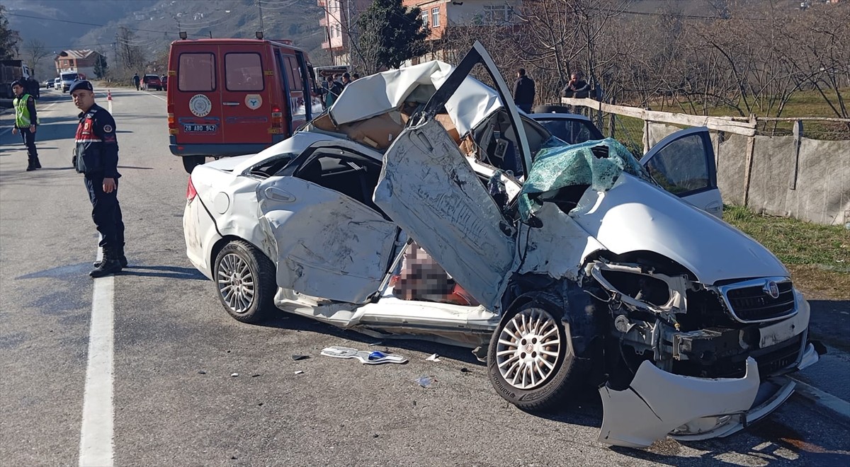 Giresun'un Tirebolu ilçesinde, Tirebolu-Doğankent kara yolunun Örenkaya köyü mevkisinde kamyon ile...