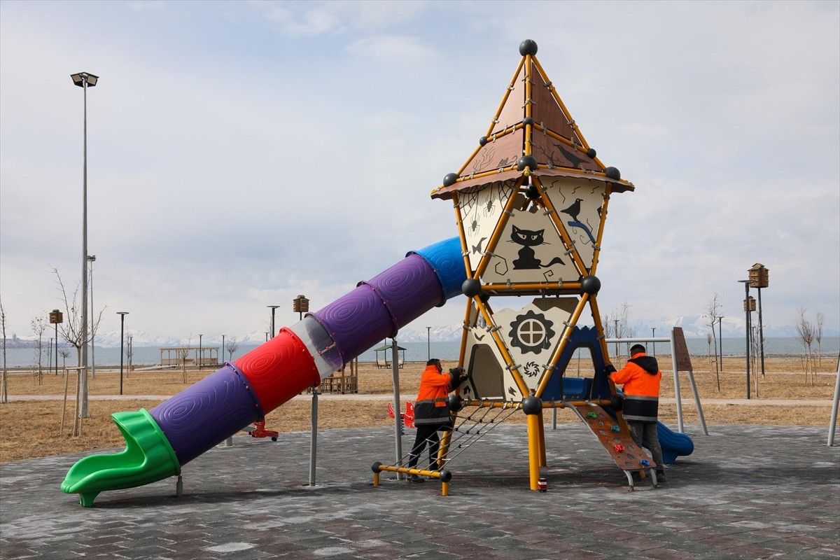  Görevlendirme yapılan Van Büyükşehir Belediyesi ekipleri, park, bahçe ve yollarda temizlik...