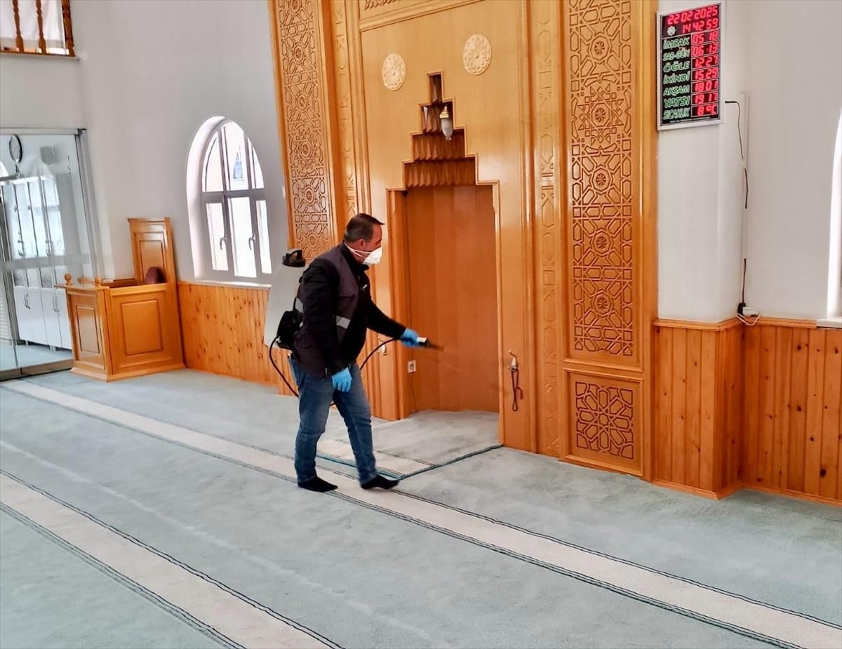 Görevlendirme yapılan Van Büyükşehir Belediyesi, ramazan öncesi kentteki camilerde temizlik...