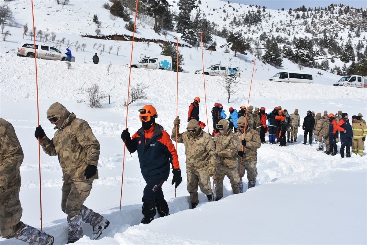 Gümüşhane'de 51 personelin katılımıyla çığda arama kurtarma tatbikatı yapıldı.