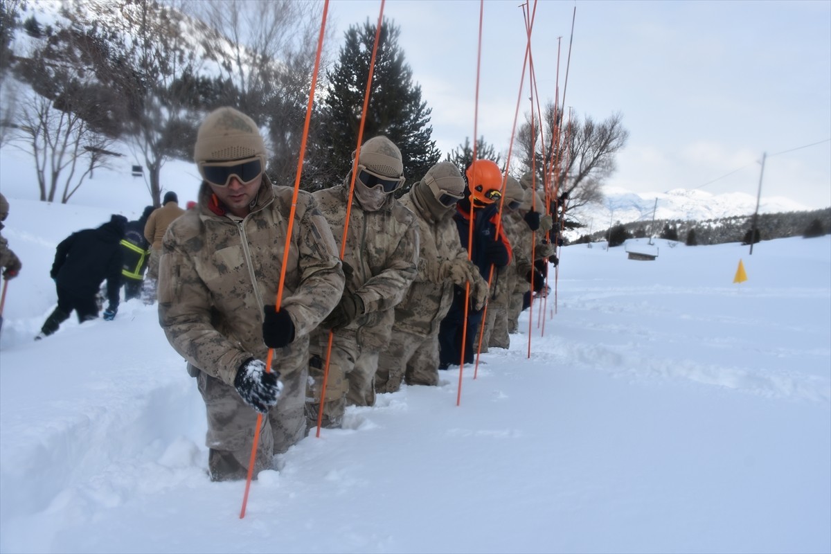Gümüşhane'de 51 personelin katılımıyla çığda arama kurtarma tatbikatı yapıldı.