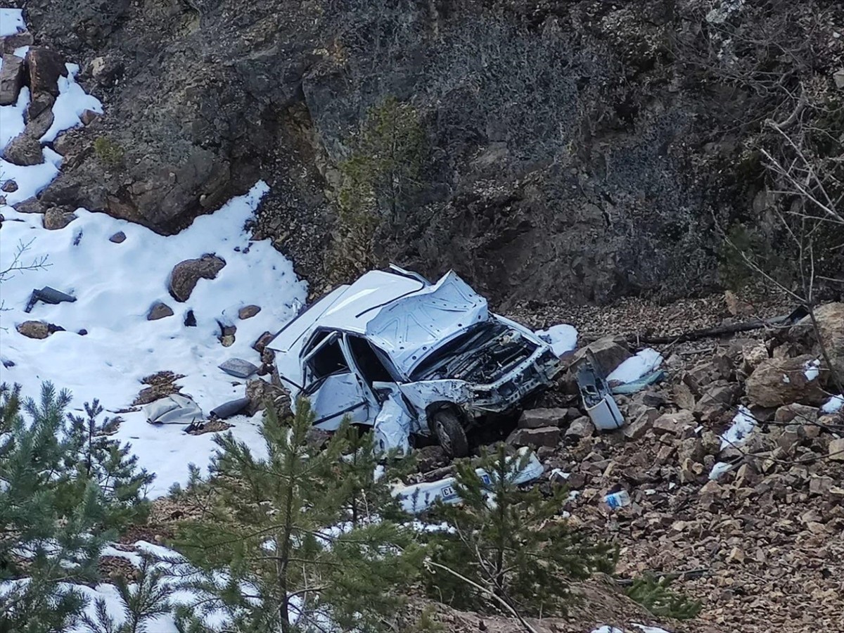 Gümüşhane'nin Torul ilçesinde dere yatağına devrilen otomobilin sürücüsü yaşamını...