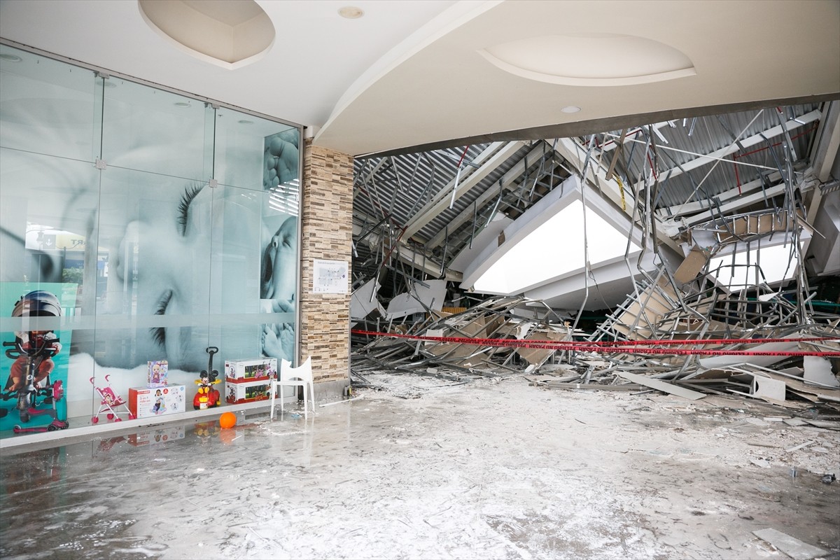 Güney Amerika ülkesi Peru'da alışveriş merkezinin çatısının çökmesi sonucu ilk belirlemelere göre...