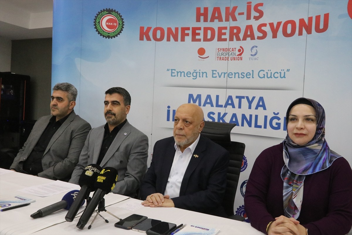 HAK-İŞ Genel Başkanı Mahmut Arslan (sağ 2), konfederasyonun Malatya il başkanlığında gazetecilere...