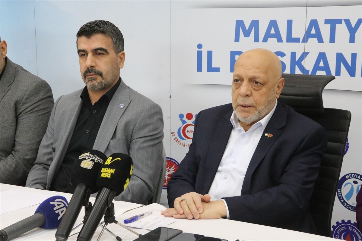 HAK-İŞ Genel Başkanı Mahmut Arslan (sağ 2), konfederasyonun Malatya il başkanlığında gazetecilere...