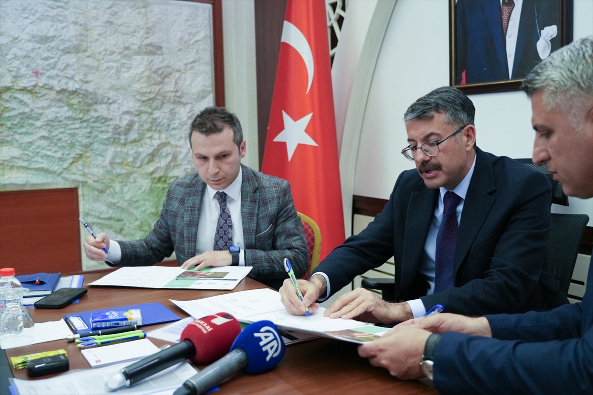 Hakkari'de hayata geçirilen "Sahipli Köpeklerin Ücretsiz Olarak Kimliklendirilmesi ve Aşılanması"...