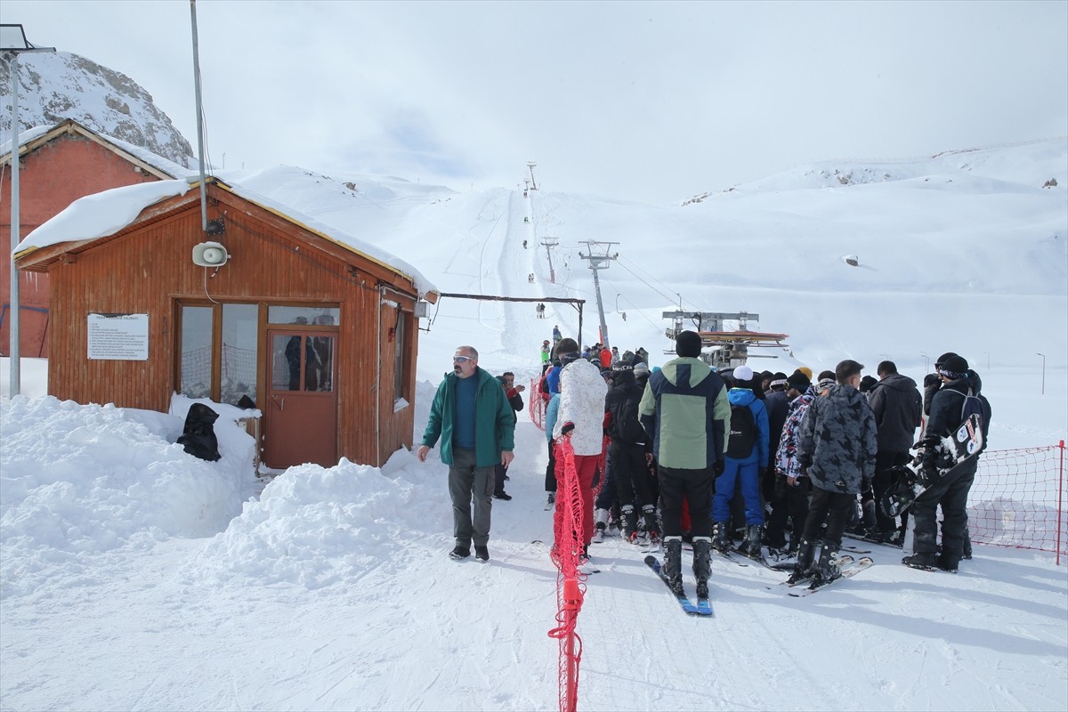 Hakkari'deki Mergabütan Kayak Merkezi'nde hafta sonu tatili dolayısıyla yoğunluk yaşandı. Kayak...