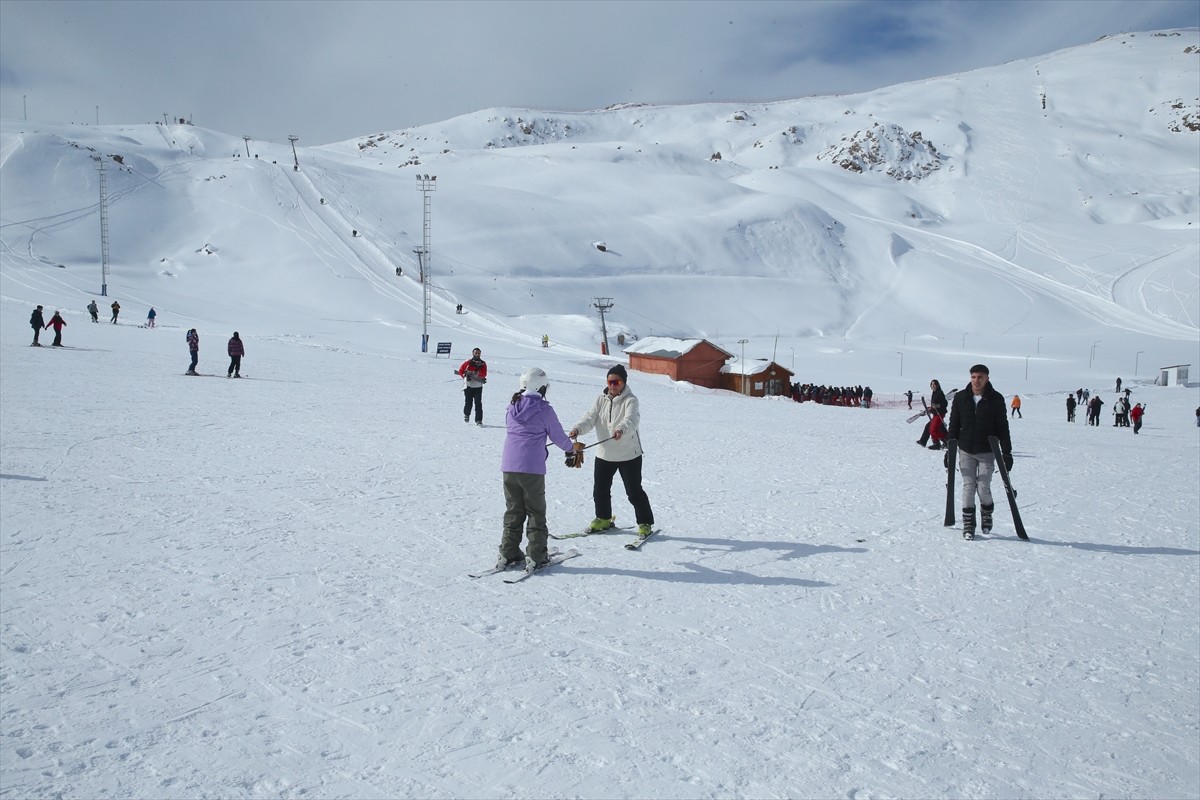 Hakkari'deki Mergabütan Kayak Merkezi'nde hafta sonu tatili dolayısıyla yoğunluk yaşandı. Kayak...