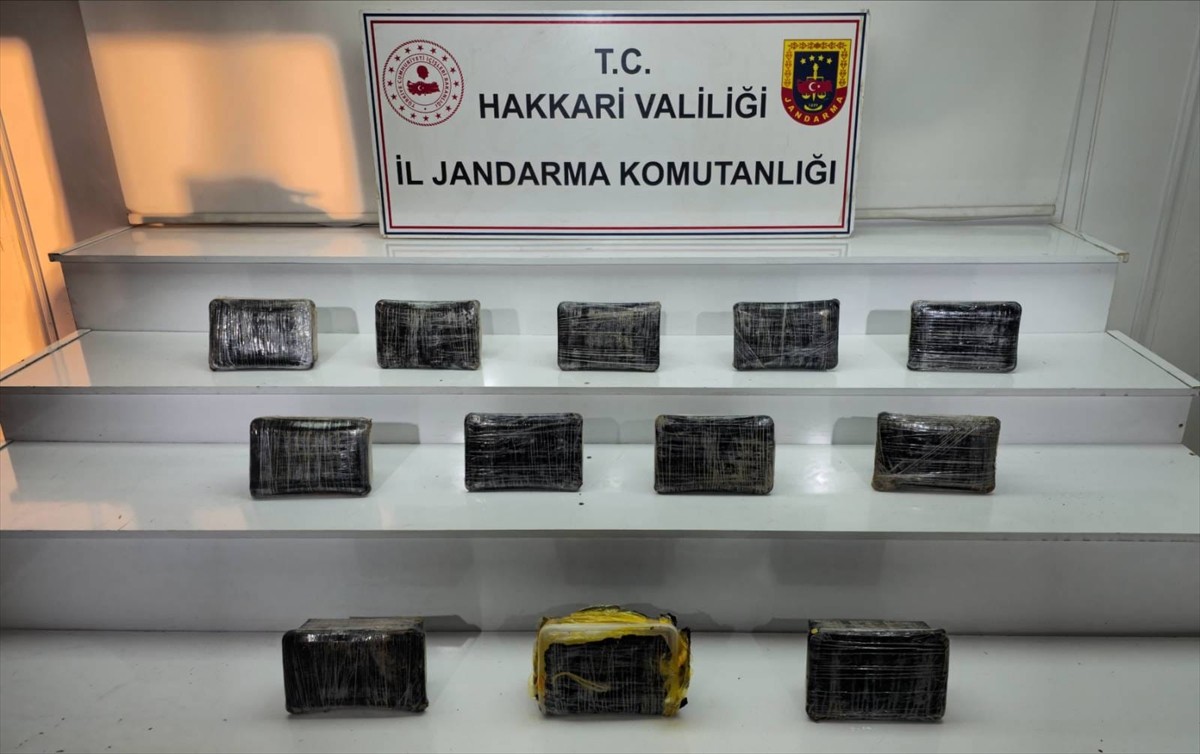 Hakkari'nin Yüksekova ilçesinde bir minibüste 15 kilo 500 gram sentetik uyuşturucu ele...