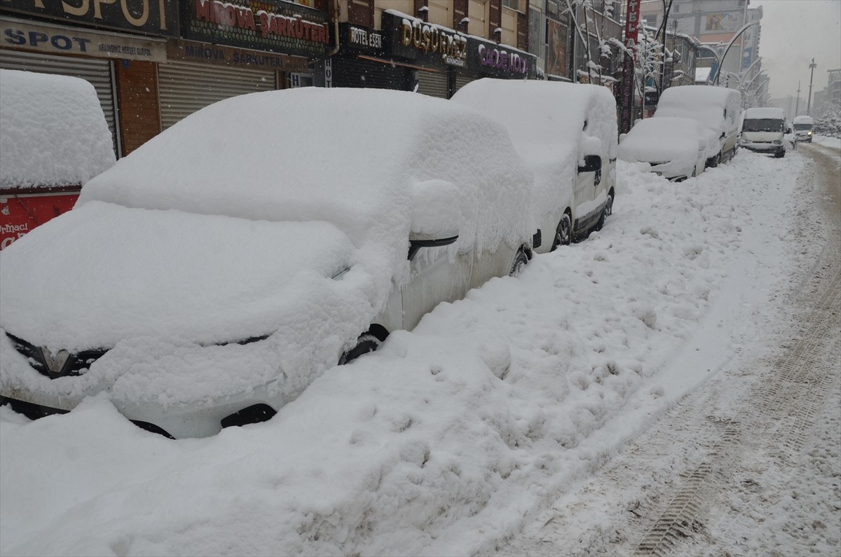 Hakkari'nin Yüksekova ilçesinde etkili olan kar yağışı nedeniyle kent merkezi beyaza...