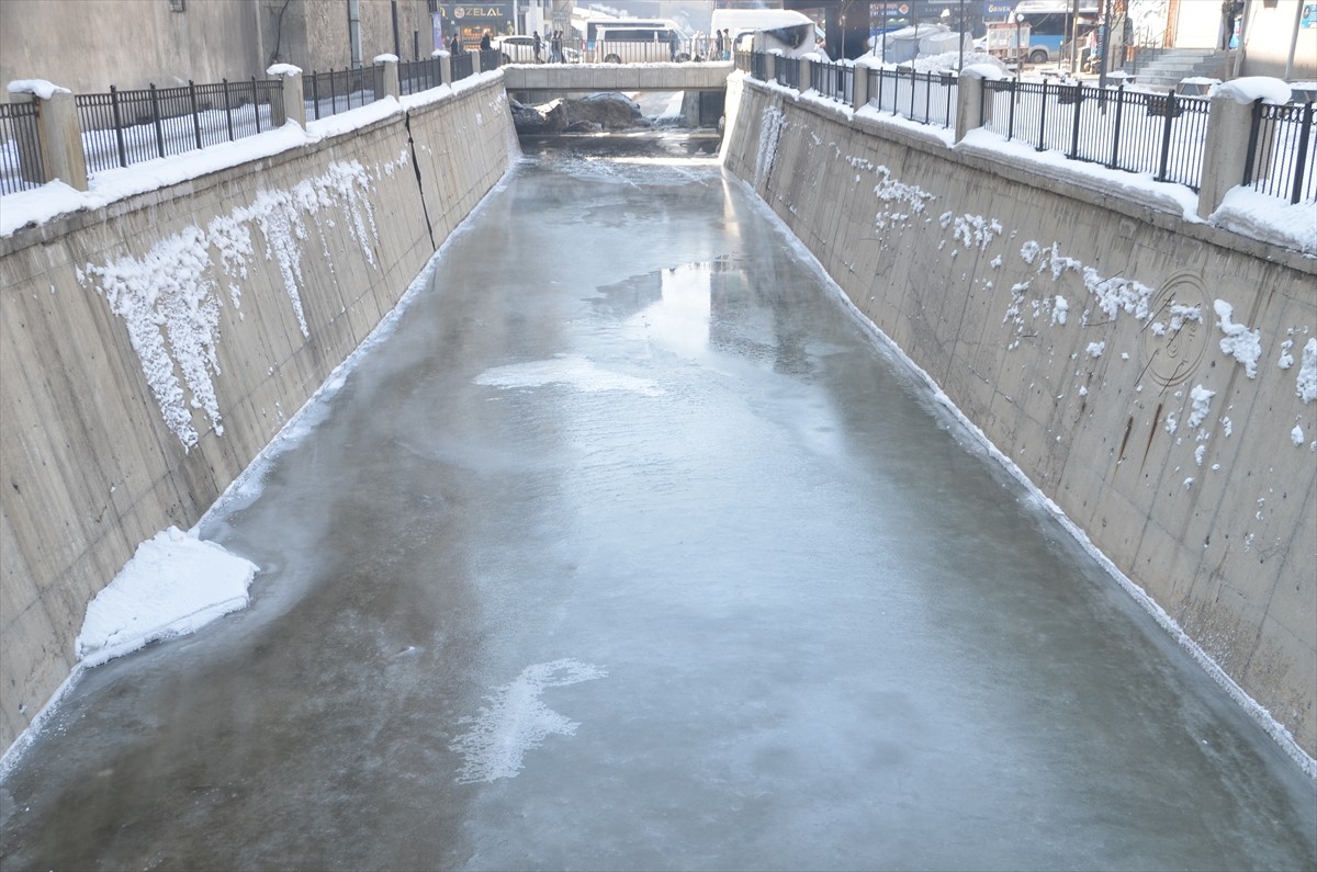Hakkari'nin Yüksekova ilçesinde etkili olan soğuk hava hayatı olumsuz etkiliyor. Dondurucu...