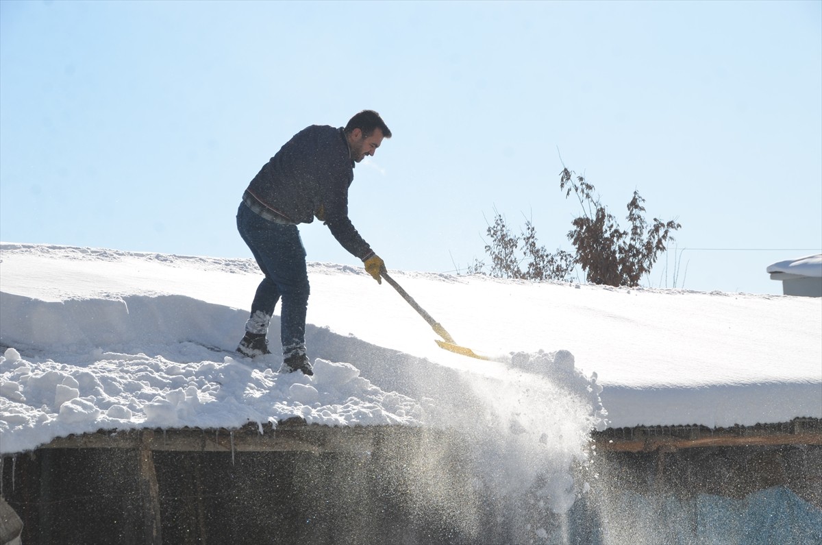 Hakkari'nin Yüksekova ilçesinde vatandaşlar, yoğun kar yağışı sonucu ev ve iş yerlerinin...