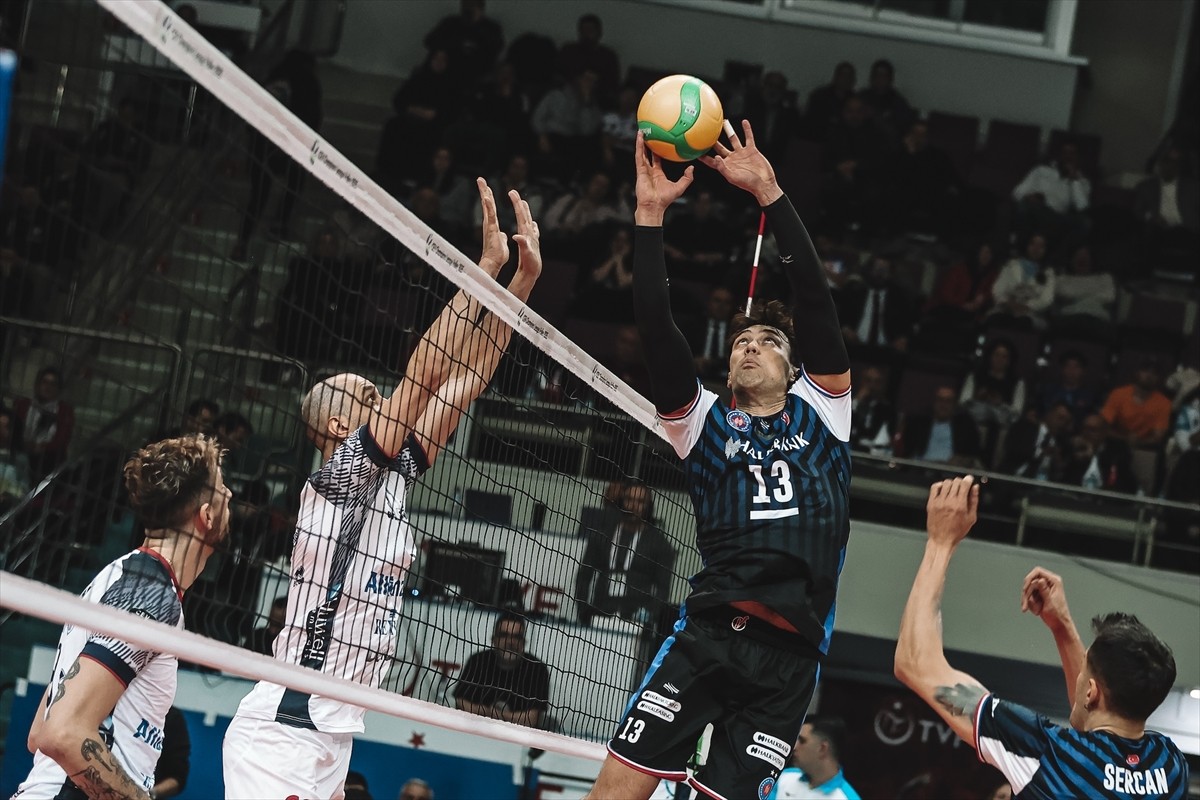 Halkbank Erkek Voleybol Takımı, CEV Şampiyonlar Ligi play-off turu ilk maçında konuk ettiği...