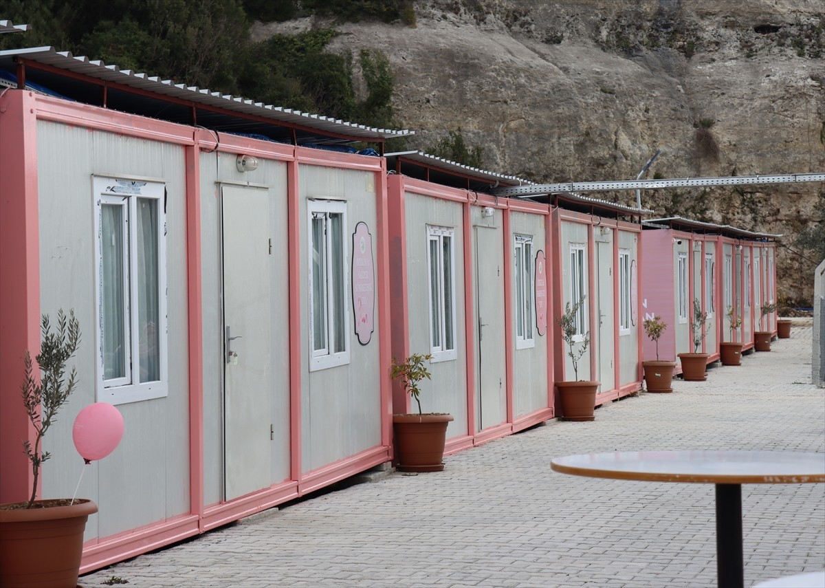 Hatay'da 6 Şubat 2023'teki depremlerden etkilenen kanser hastaları ve ailelerinin konaklaması için...