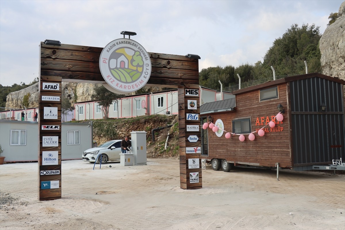 Hatay'da 6 Şubat 2023'teki depremlerden etkilenen kanser hastaları ve ailelerinin konaklaması için...