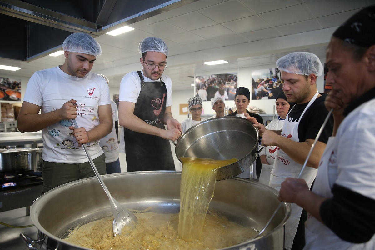 Hatay'ın İskenderun ilçesinde depremlerin ardından gönüllülerin katılımıyla kurulan "Gönül...