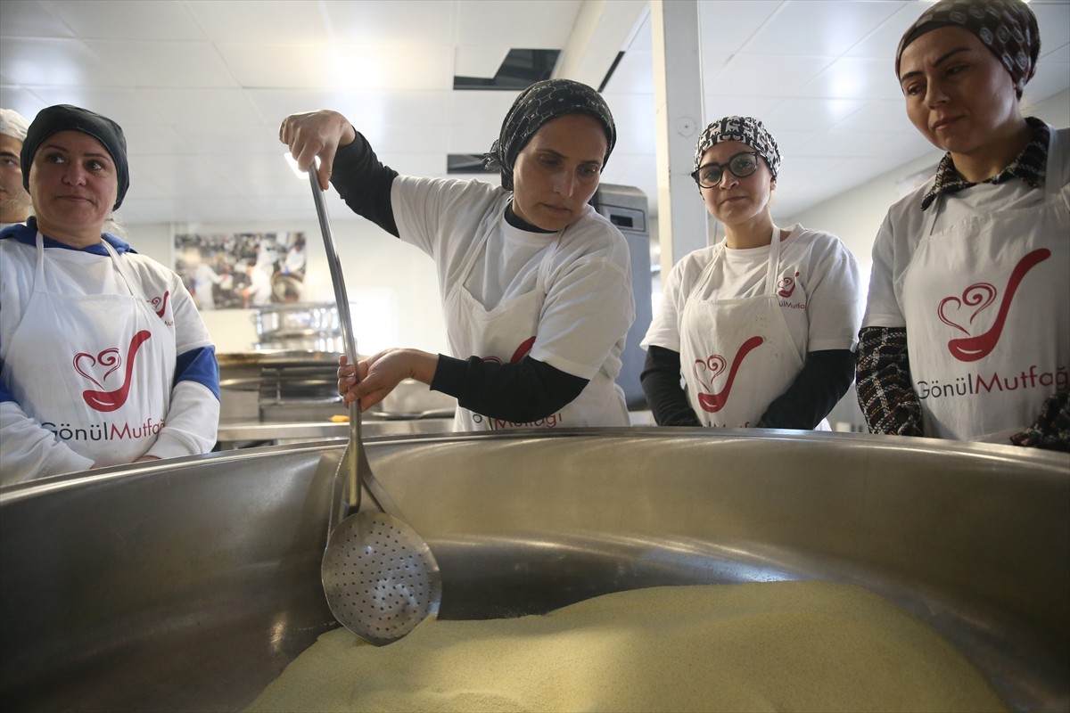 Hatay'ın İskenderun ilçesinde depremlerin ardından gönüllülerin katılımıyla kurulan "Gönül...