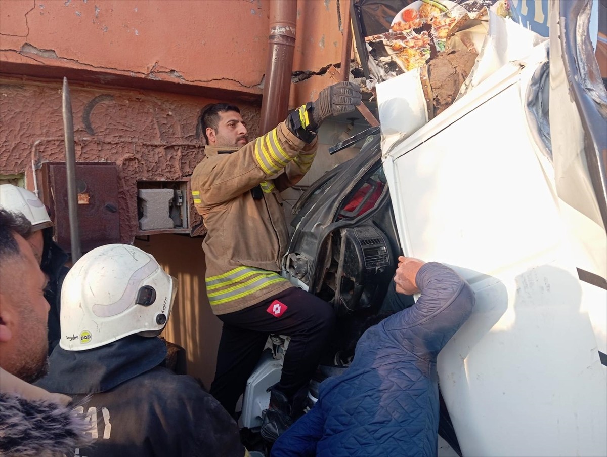 Hatay'ın Samandağ ilçesinde freni arızalanan tırın iş yerine girmesi sonucu sürücü...