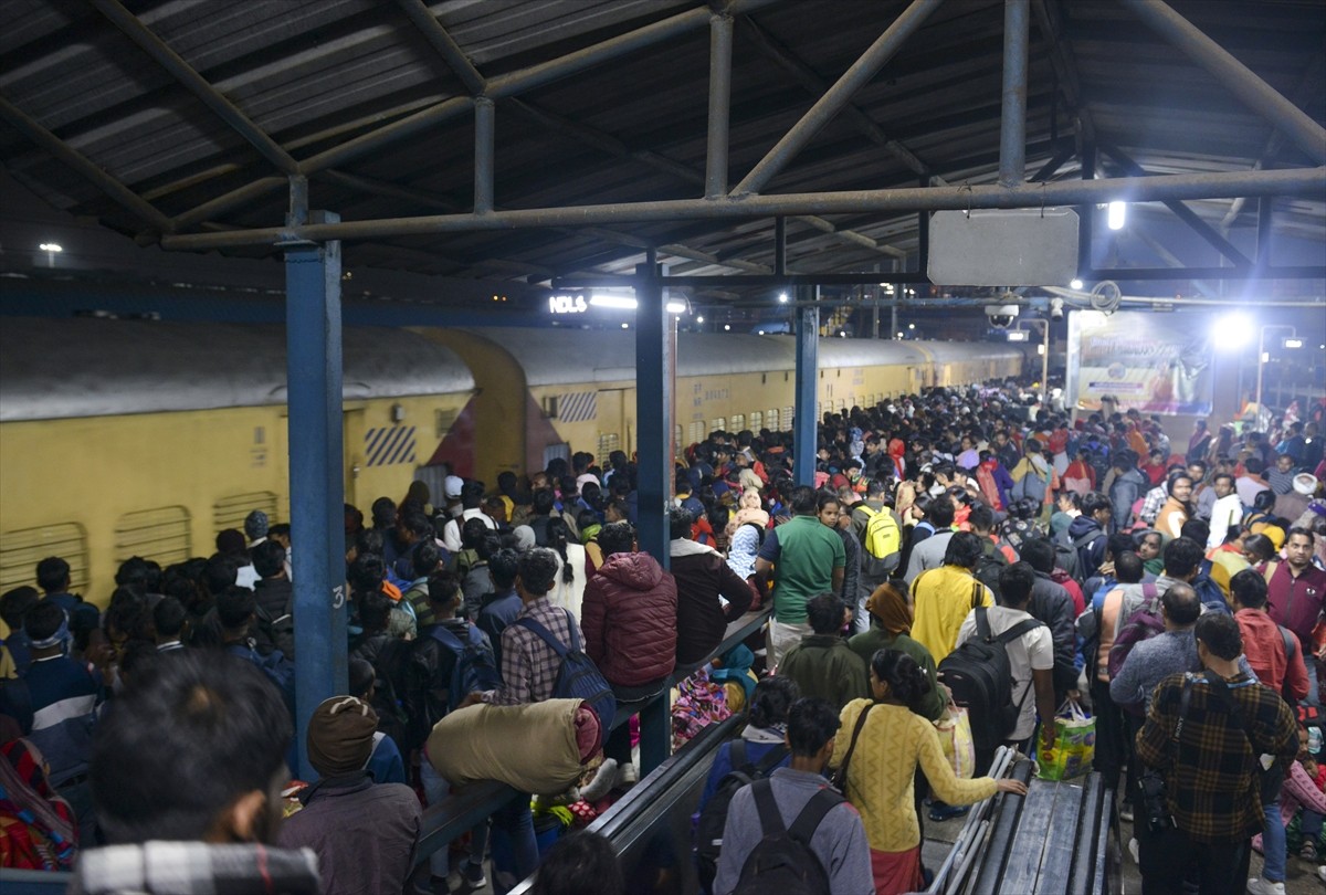 Hindistan'ın başkenti Yeni Delhi'deki bir tren istasyonunda yaşanan izdihamda en az 16 kişi öldü...